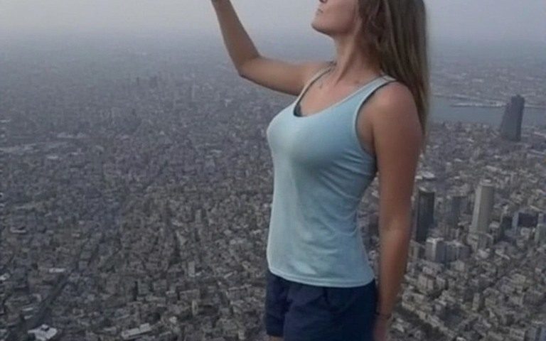 giantess sky picks up a small tiny man
