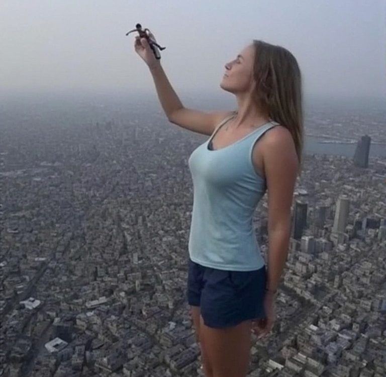 giantess sky picks up a small tiny man