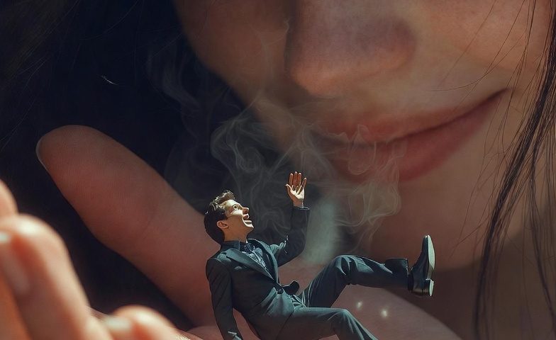 giantess finds her tiny man while destroying the city
